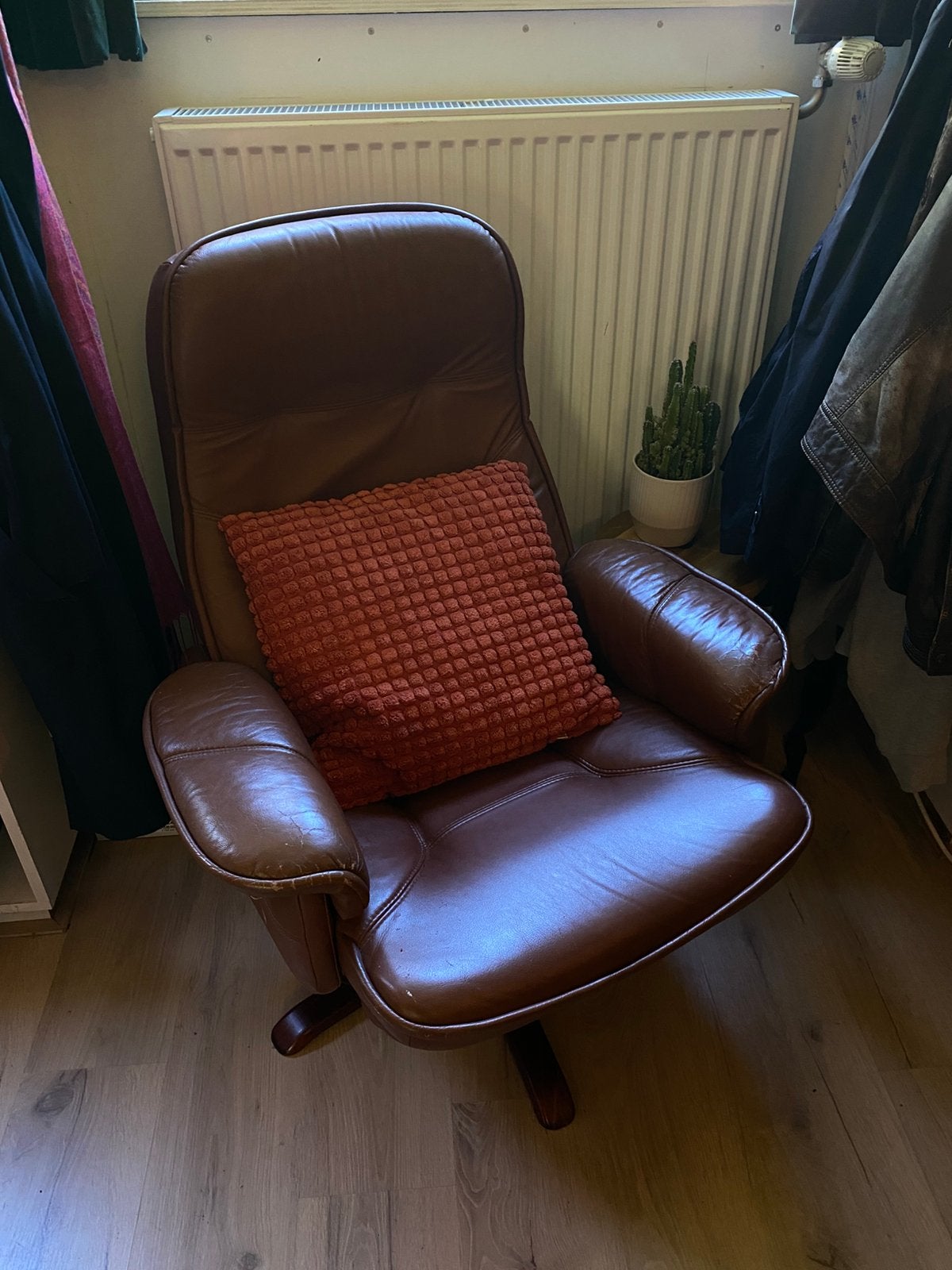 Bruine leren draaistoel - relax/lig stand, Ophalen, Hout, 100 tot 125 cm, Zo goed als nieuw