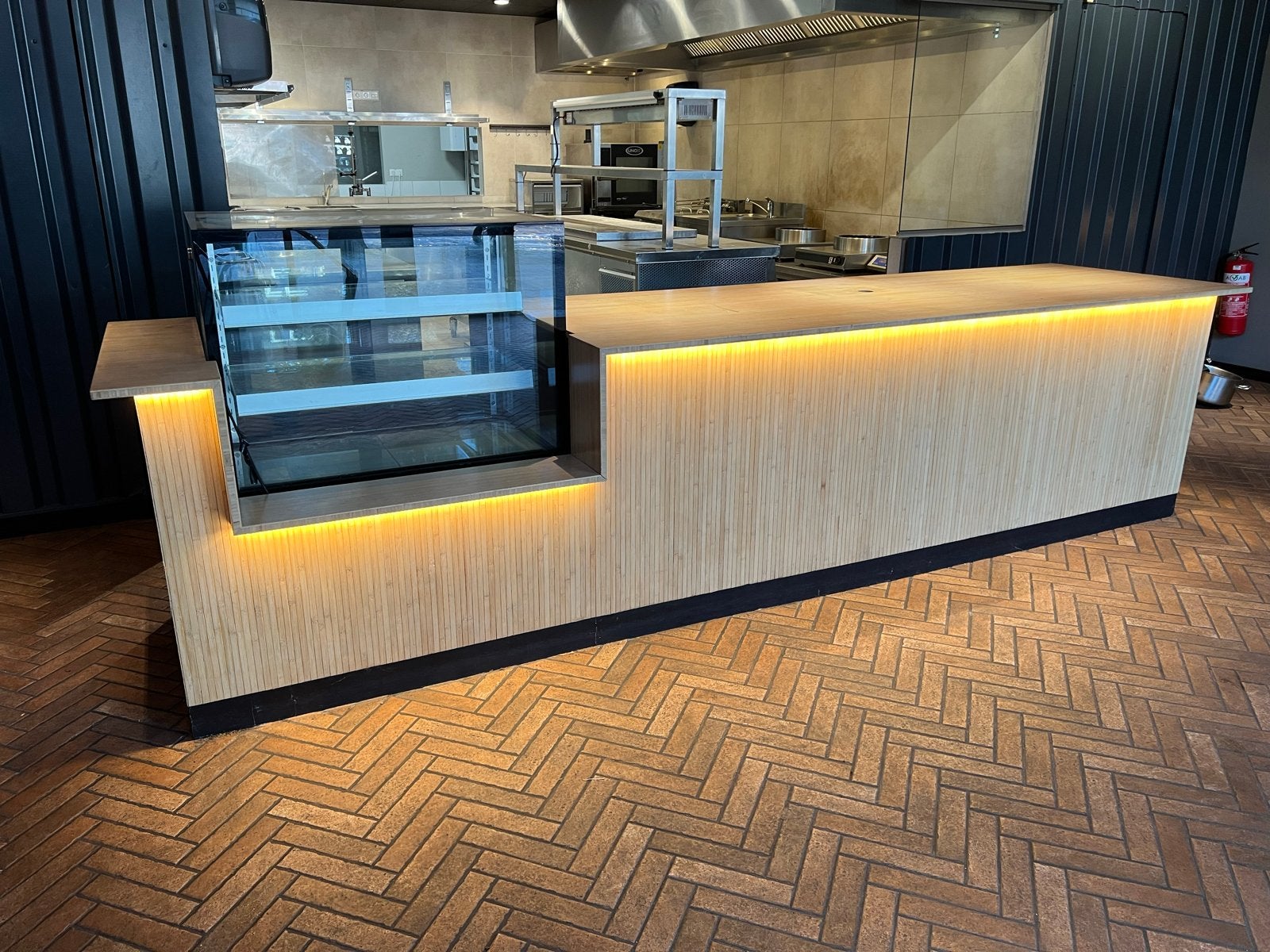 Toonbank met Combisteel Gebaksvitrine - 374x90x90 cm, Ophalen, Gebruikt, Meubilair