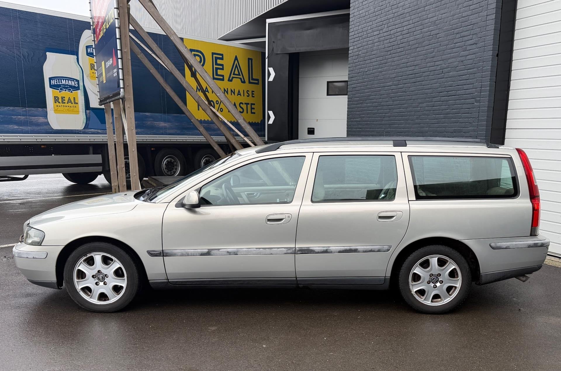 Volvo V70 2.4 T AUTO/DISTRIBUTIEVERVANGENLEDER/CRUISE/CLIMA/, Beige, 93 €/maand, Voorwielaandrijving, Automaat