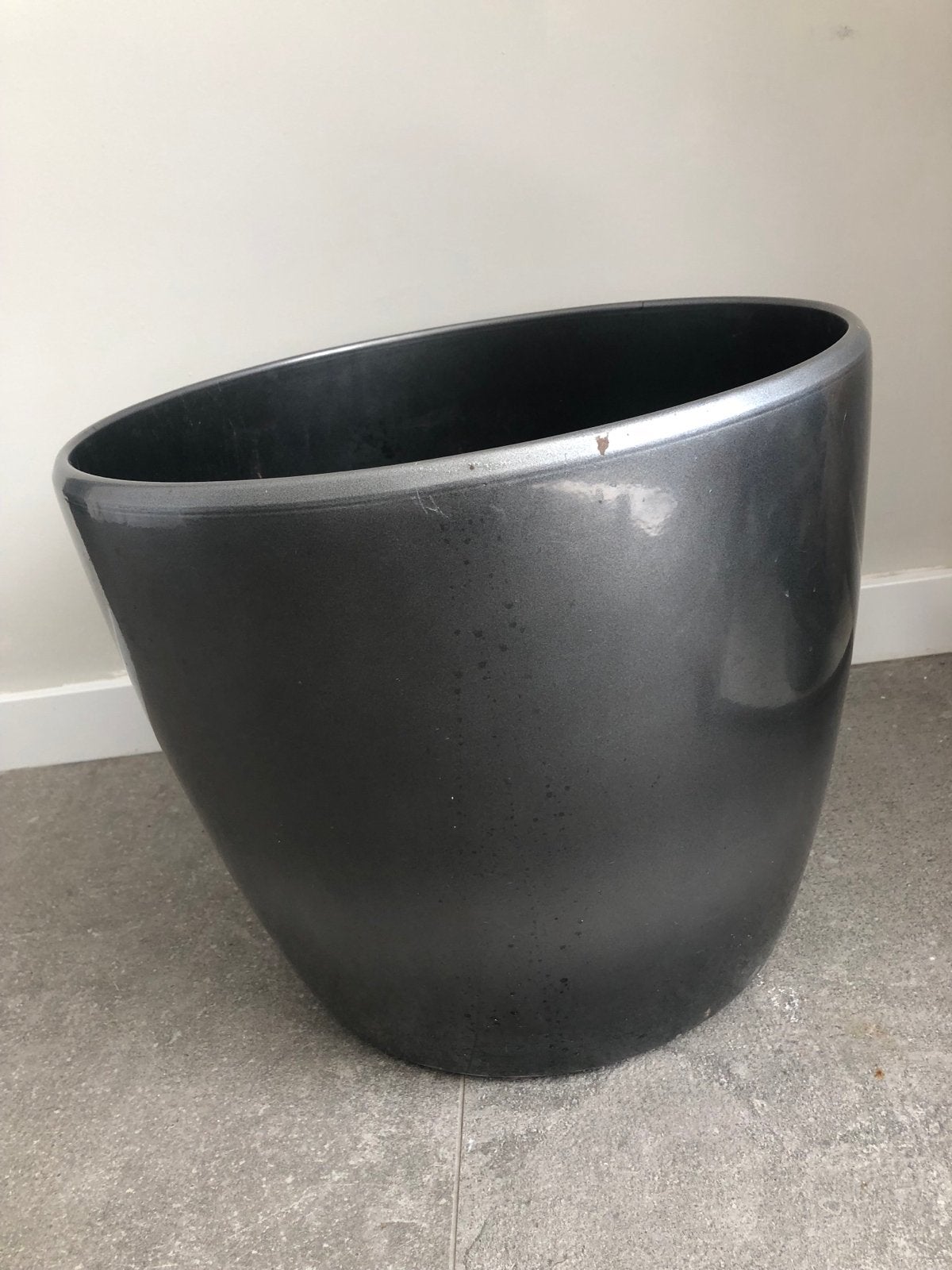 Stijlvolle donkergrijze bloempot, zo goed als nieuw, Kunststof, 40 cm of meer, Rond, Binnen