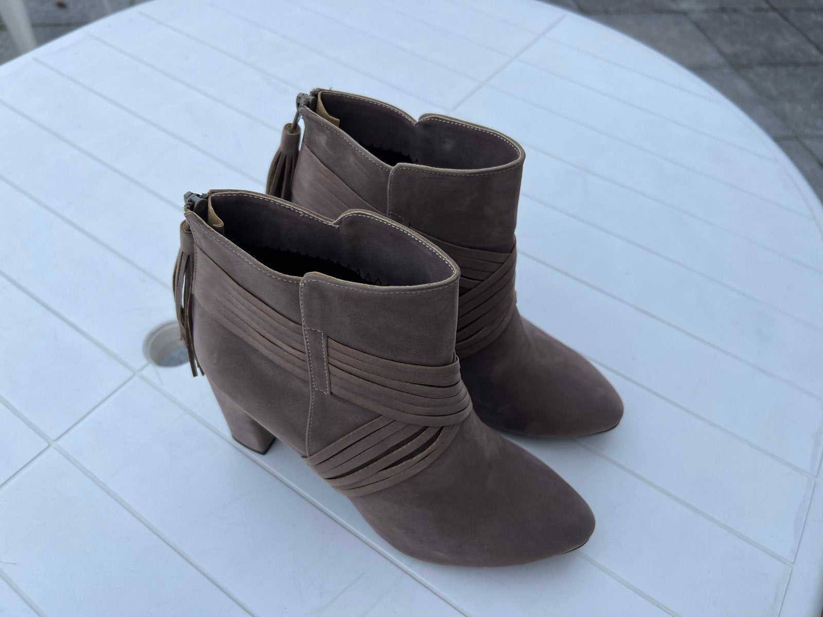 Stijlvolle taupe enkellaarsjes met kwastjes, maat 39, Kleding | Dames, Ophalen, Zo goed als nieuw, Overige kleuren, Lage of Enkellaarzen