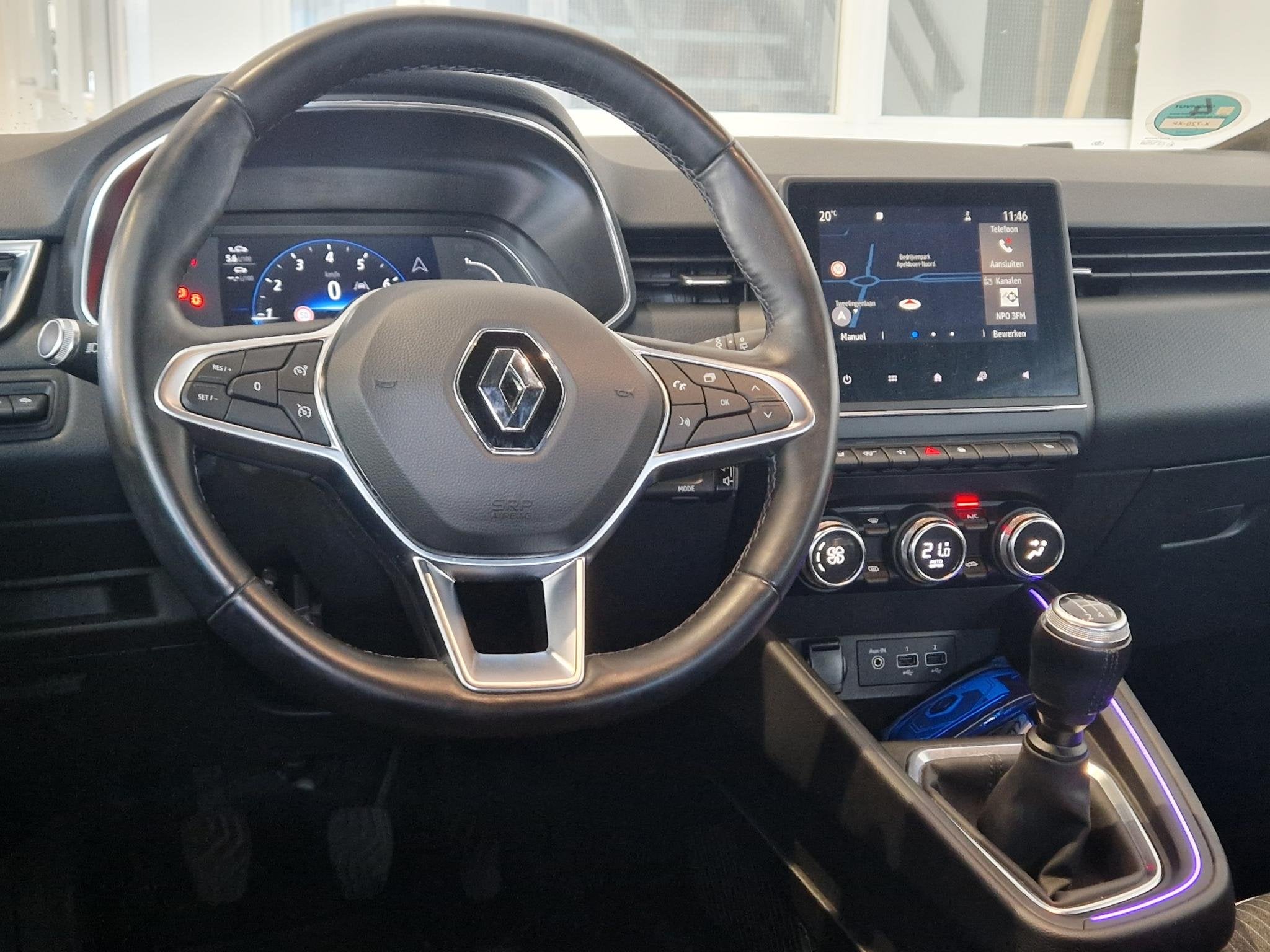 Renault Clio 1.0 TCe Intens | NAVIGATIE | STOELVERWARMING |, Auto's, 101 pk, Gebruikt, 580 kg, Met garantie (alle)