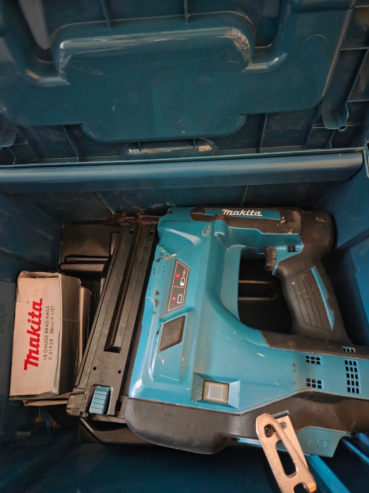 Makita DBN500ZJ 18V LXT Brad tacker met koffer en nagels, Ophalen of Verzenden, Gebruikt