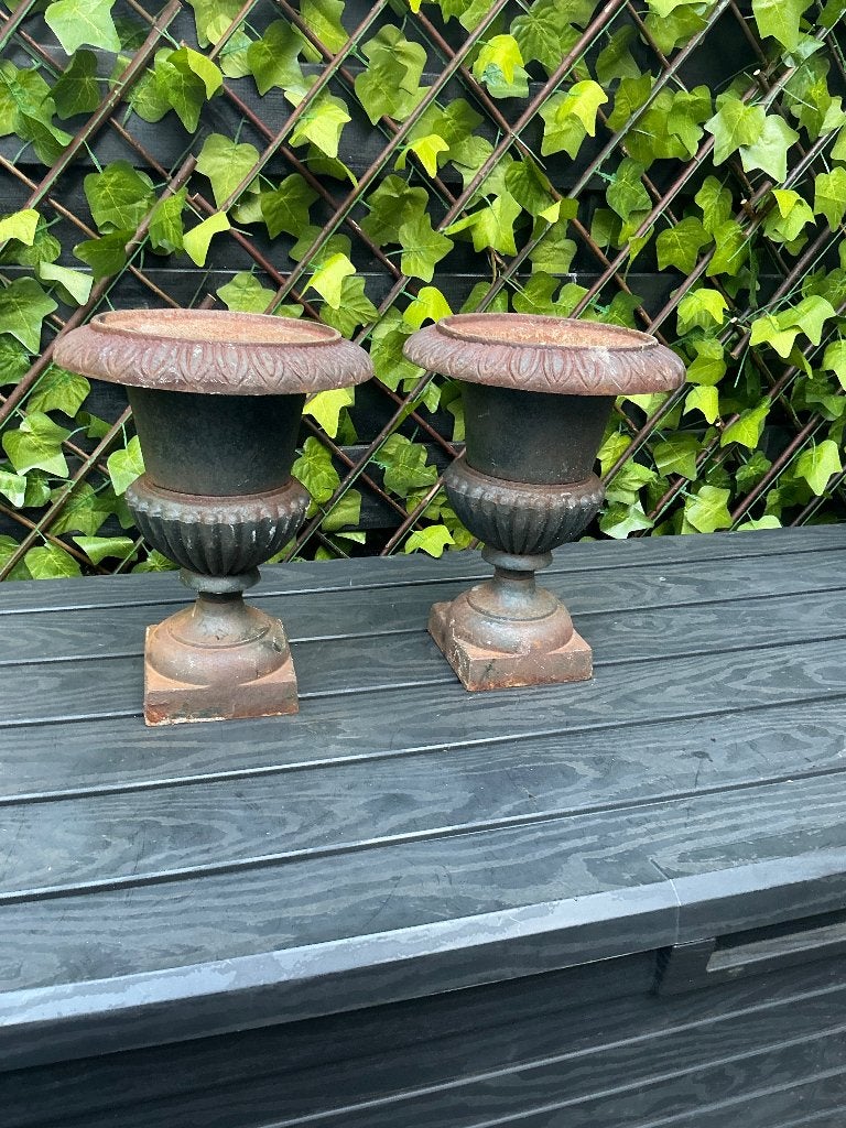 2 gietijzeren vazen, Tuin en Terras, Tuinvazen, Ophalen, Gebruikt