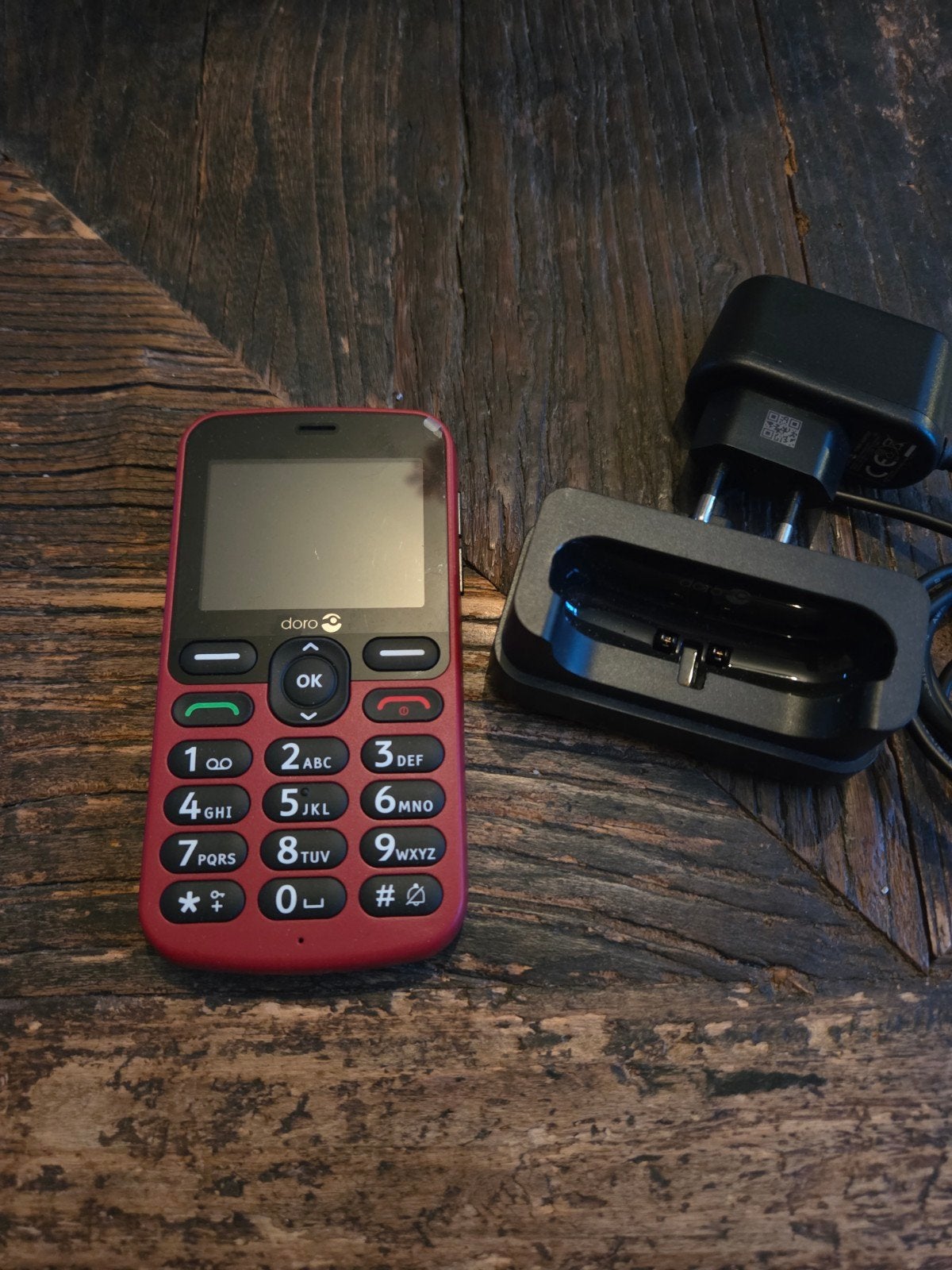 Doro 2404 Seniorentelefoon - Rood met Laadstation, Telecommunicatie, Overige modellen, Ophalen of Verzenden, Zonder simlock, Zonder abonnement