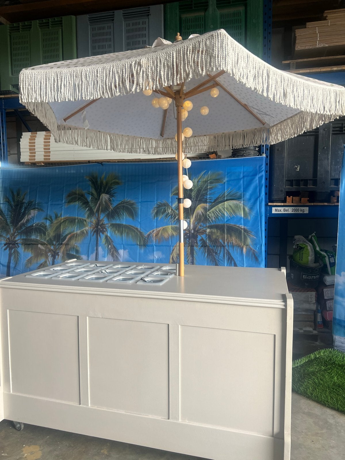 Borrelkar met zwenkwielen, parasol en verlichting, Tuin en Terras, Parasols, Ophalen, Gebruikt