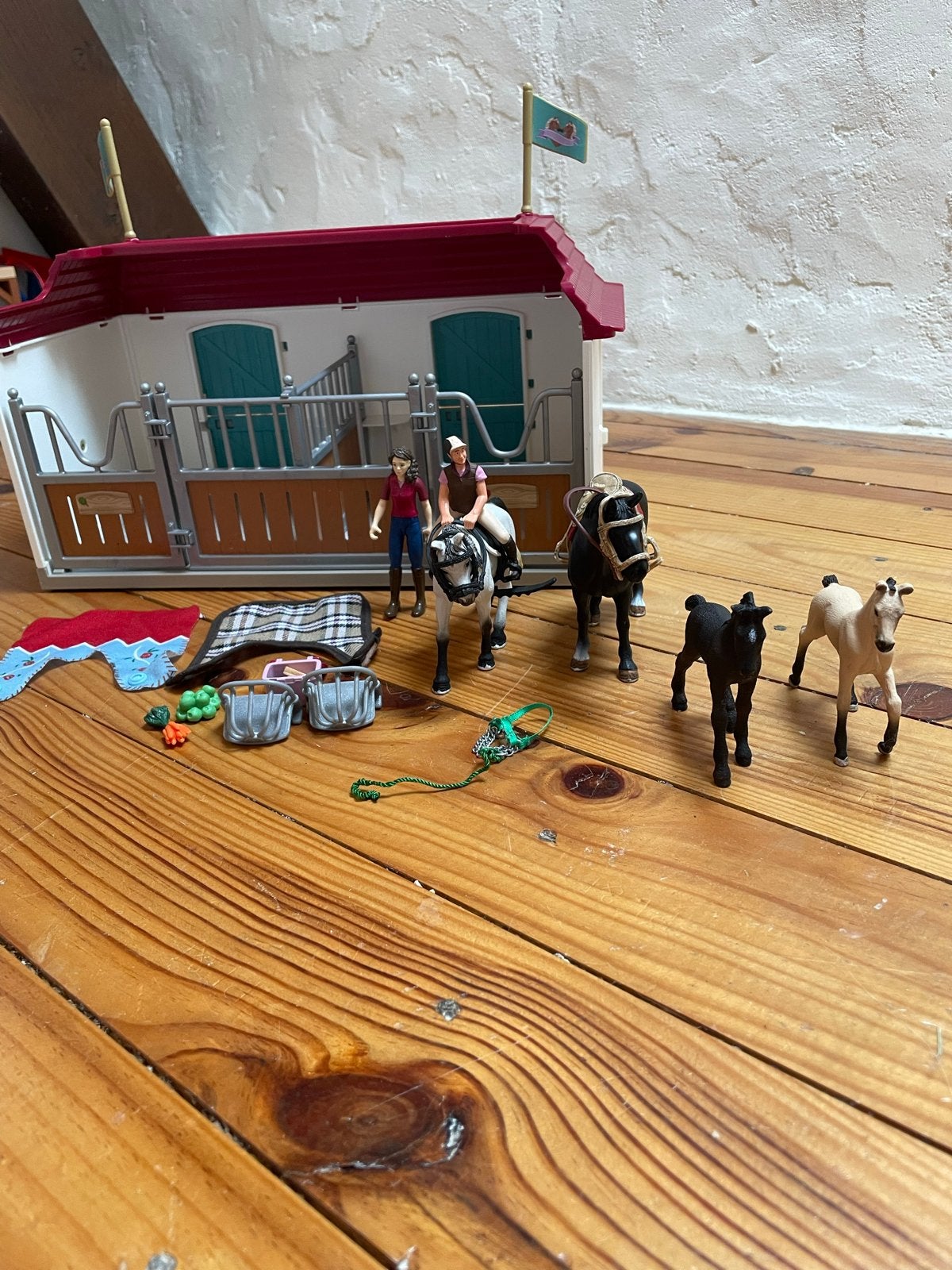 Schleich Paardenstal met paarden en accessoires, Ophalen, Zo goed als nieuw, Jongen of Meisje