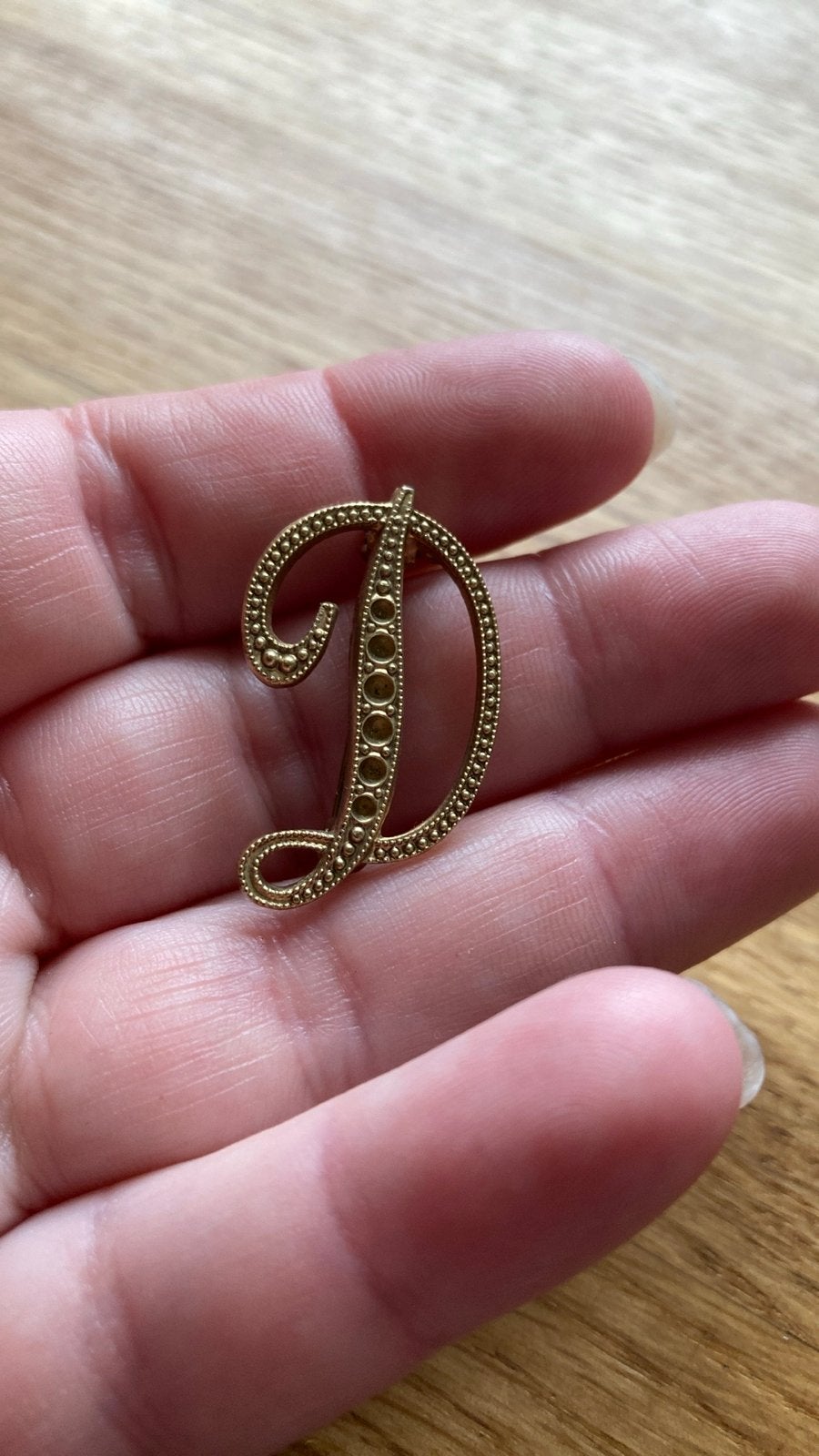 Vintage Broche Letter D Goudkleurig, Overige materialen, 4 tot 7 cm, Ophalen of Verzenden, Zo goed als nieuw