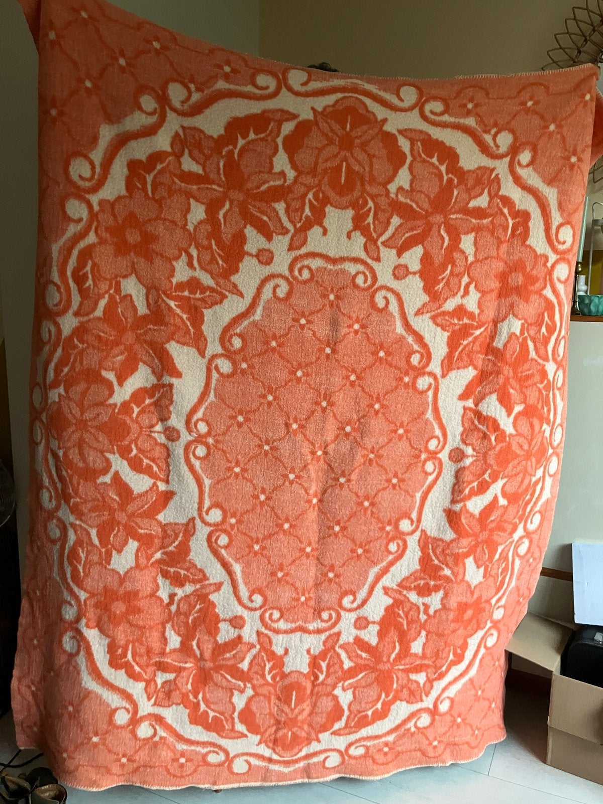 Vintage oranje deken met bloemenpatroon, Huis en Inrichting, Gebruikt, 100 tot 150 cm, Oranje, Ophalen of Verzenden