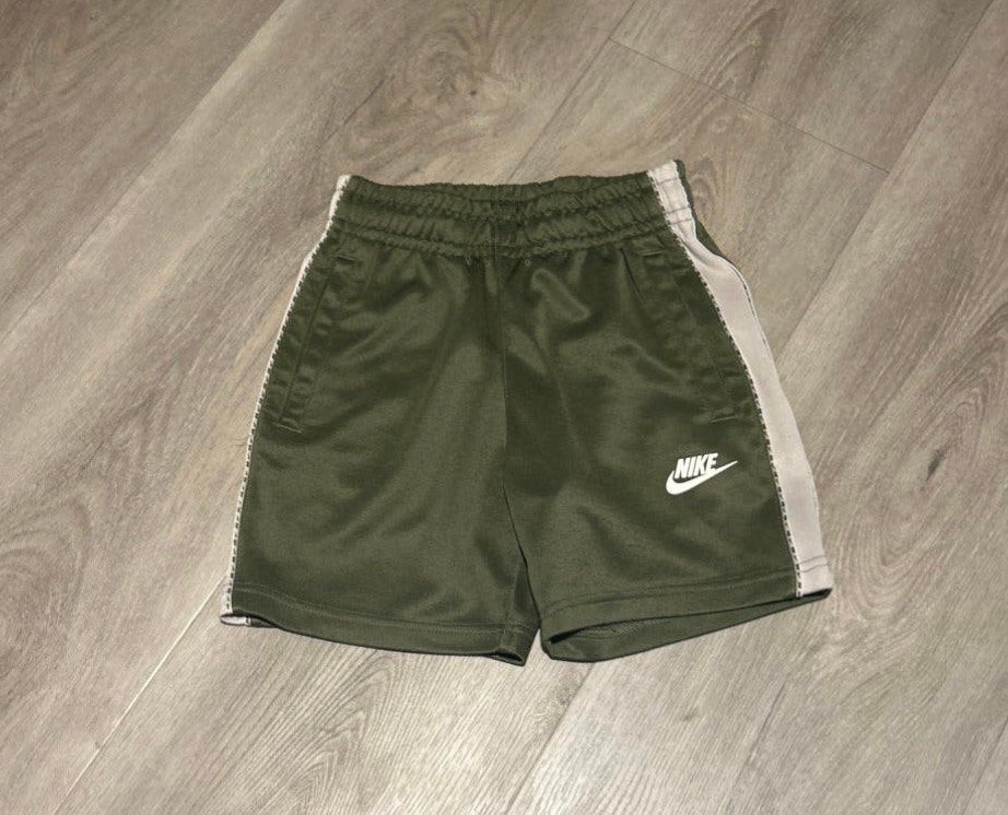 Nike sportbroekje maat 128-137cm (S) groen, Ophalen of Verzenden, Zo goed als nieuw, Jongen of Meisje