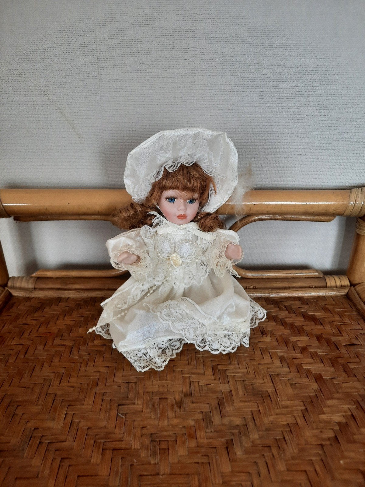 Vintage porseleinen pop in witte kanten jurk nr 4, Ophalen of Verzenden, Nieuw, Pop