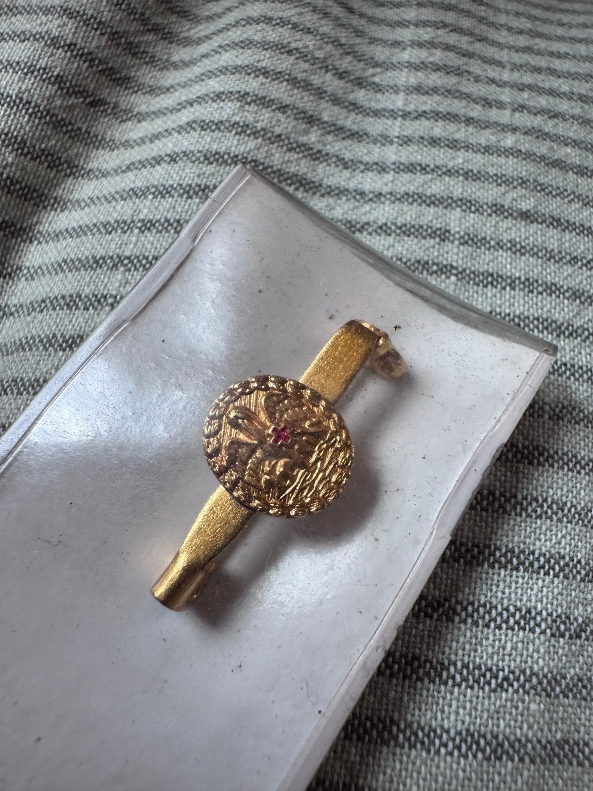 Goudkleurige Broche Nederlands Rode Kruis, Overige materialen, Gebruikt, Minder dan 4 cm, Ophalen of Verzenden