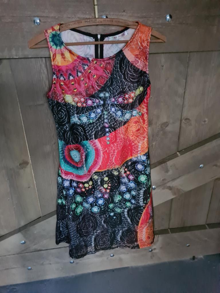 Kleurrijke jurk met print en kant - Maat S/M beetje desigual, Kleding | Dames, Jurken, Zo goed als nieuw, Maat 36 (S), Overige kleuren
