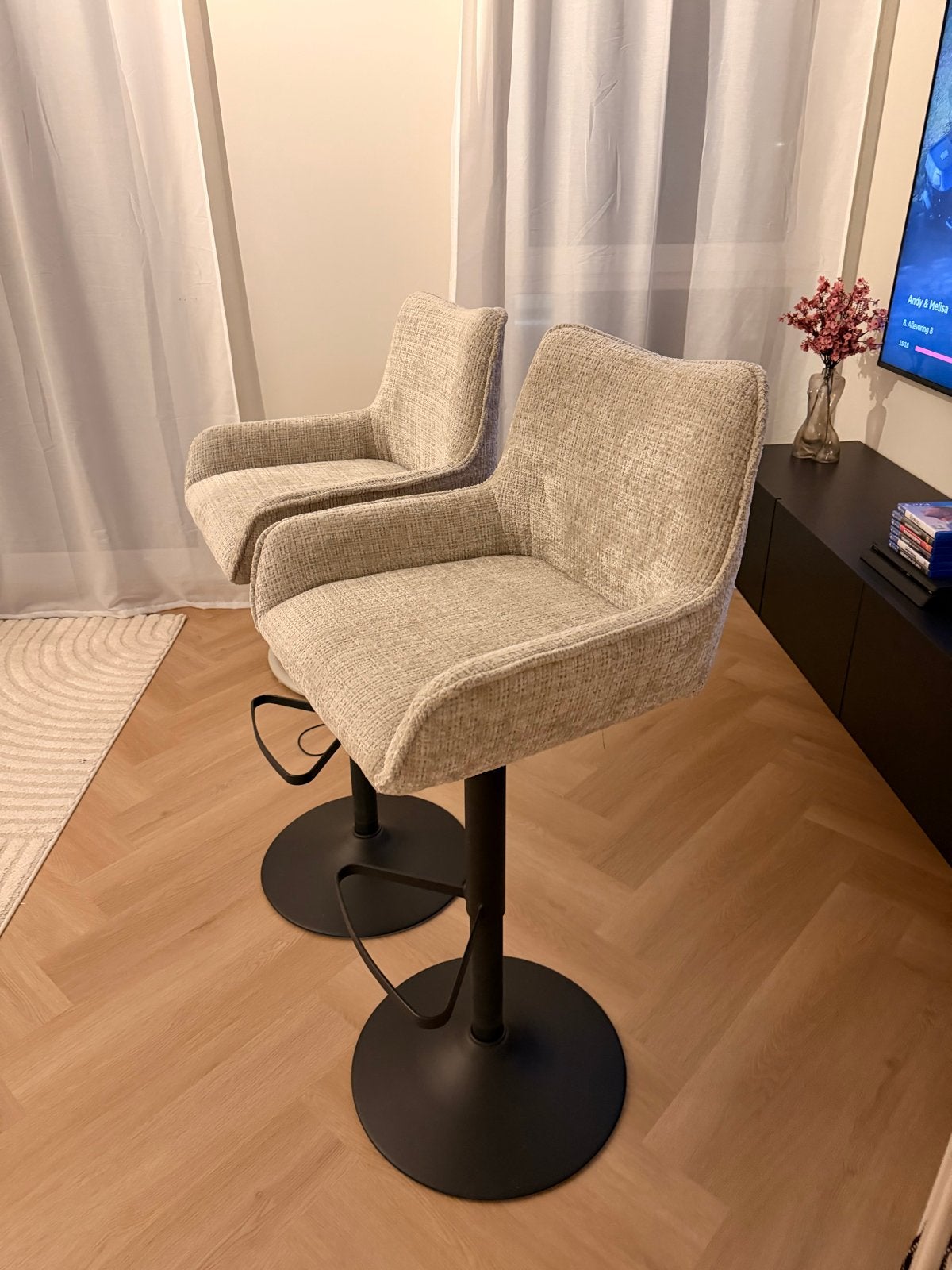 Twee beige barkrukken, Ophalen, In hoogte verstelbaar, 60 tot 90 cm, Nieuw