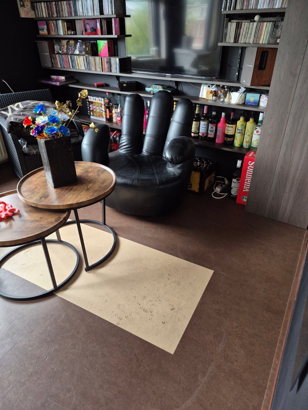 Unieke Zwarte Handstoel - Eyecatcher voor elk interieur, Gebruikt, Modern, Uniek, Speels, Ophalen of Verzenden, 75 tot 100 cm