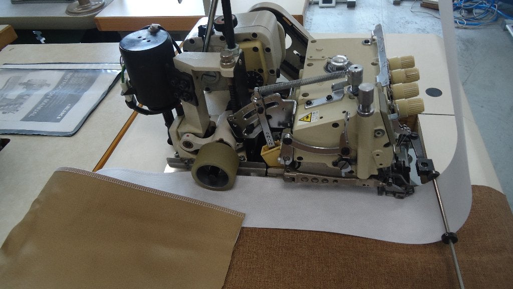 Industrie lockmachine Yamato met Puller (Gordijnband ), Hobby en Vrije tijd, Overige merken, Gebruikt, Ophalen of Verzenden, Naaimachine