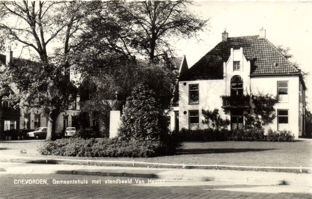 Coevorden, Gemeentehuis met standbeeld Van Heutsz - 1968 gel, Ophalen of Verzenden, 1960 tot 1980, Gelopen, Noord-Brabant