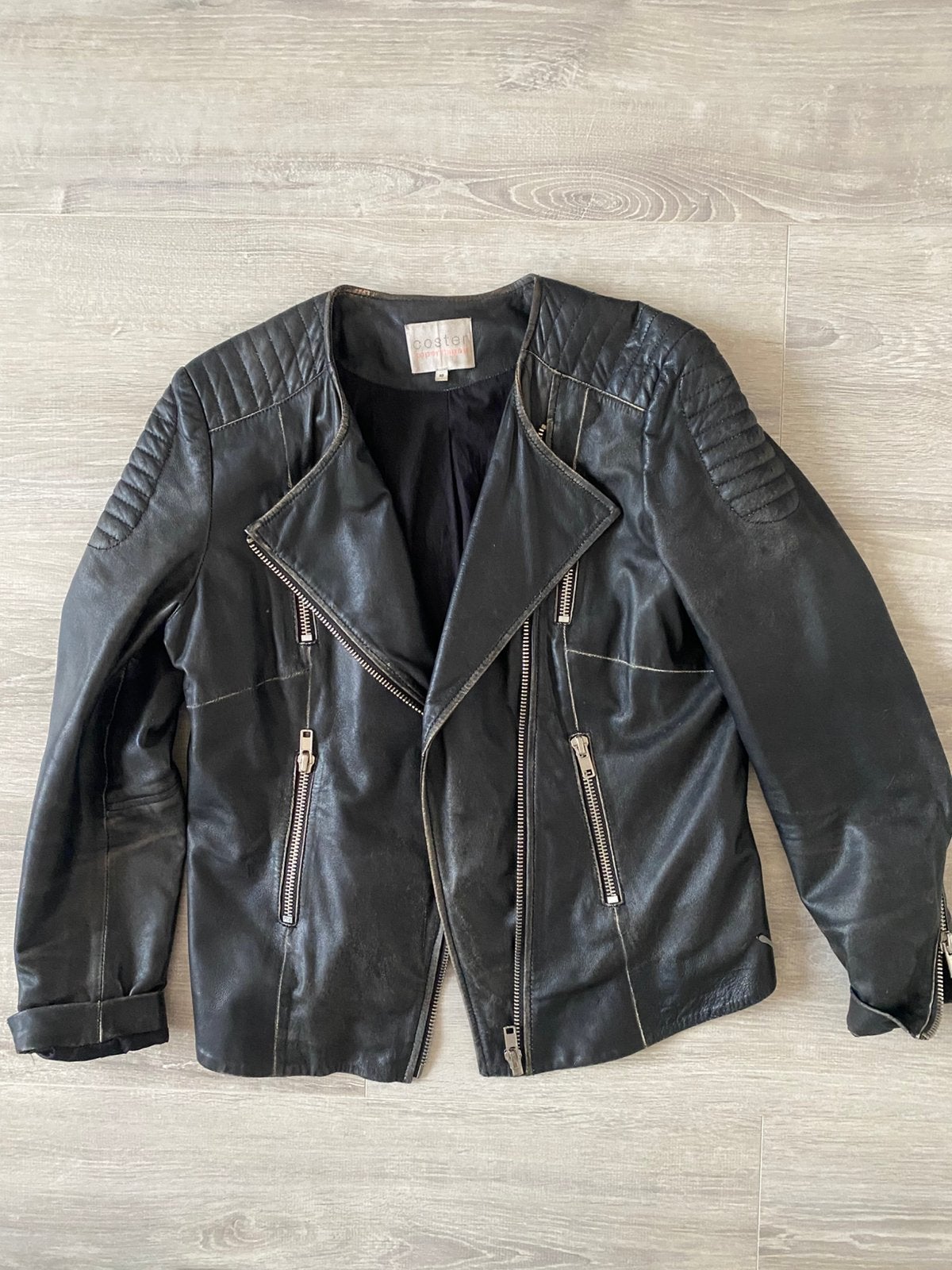 Stijlvol zwart leren jasje van Coster mt 40, Kleding | Dames, Jasjes, Kostuums en Pakken, Ophalen of Verzenden, Gedragen, Zwart