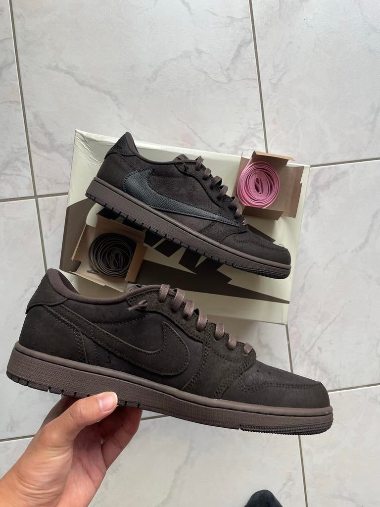 Travis Scott Velvet Brown maat 44, Bruin, Nieuw, Ophalen of Verzenden, Sneakers of Gympen