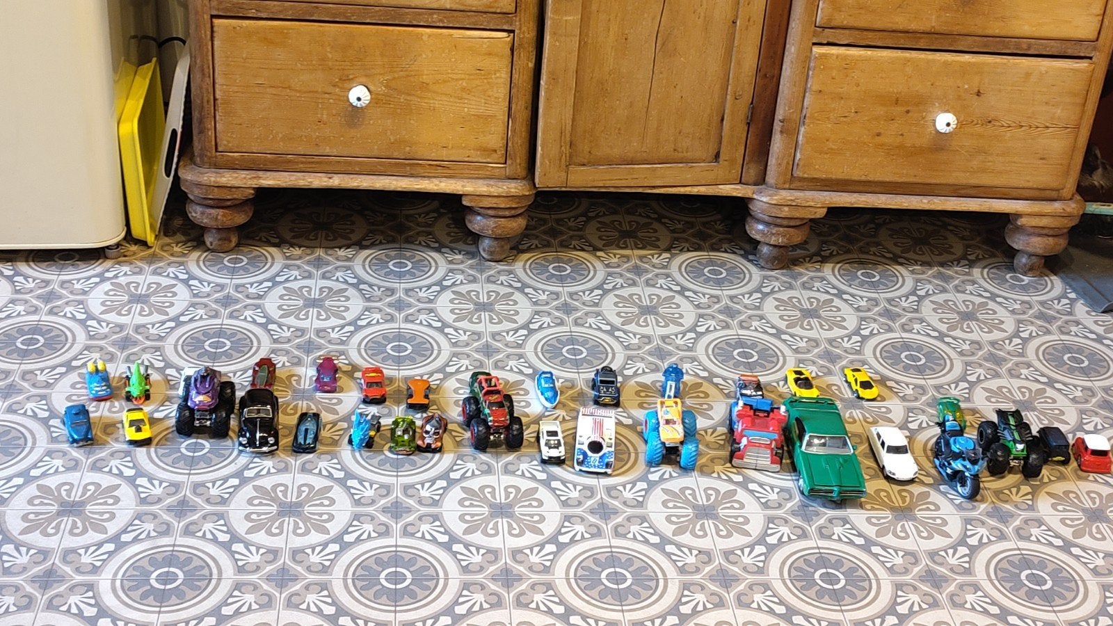 34 speelgoedauto's en monster trucks, Kinderen en Baby's, Ophalen of Verzenden, Gebruikt