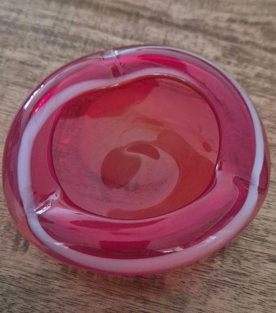 Vintage rood en wit glazen asbak/schaaltje, Antiek en Kunst, Antiek | Glas en Kristal, Ophalen of Verzenden