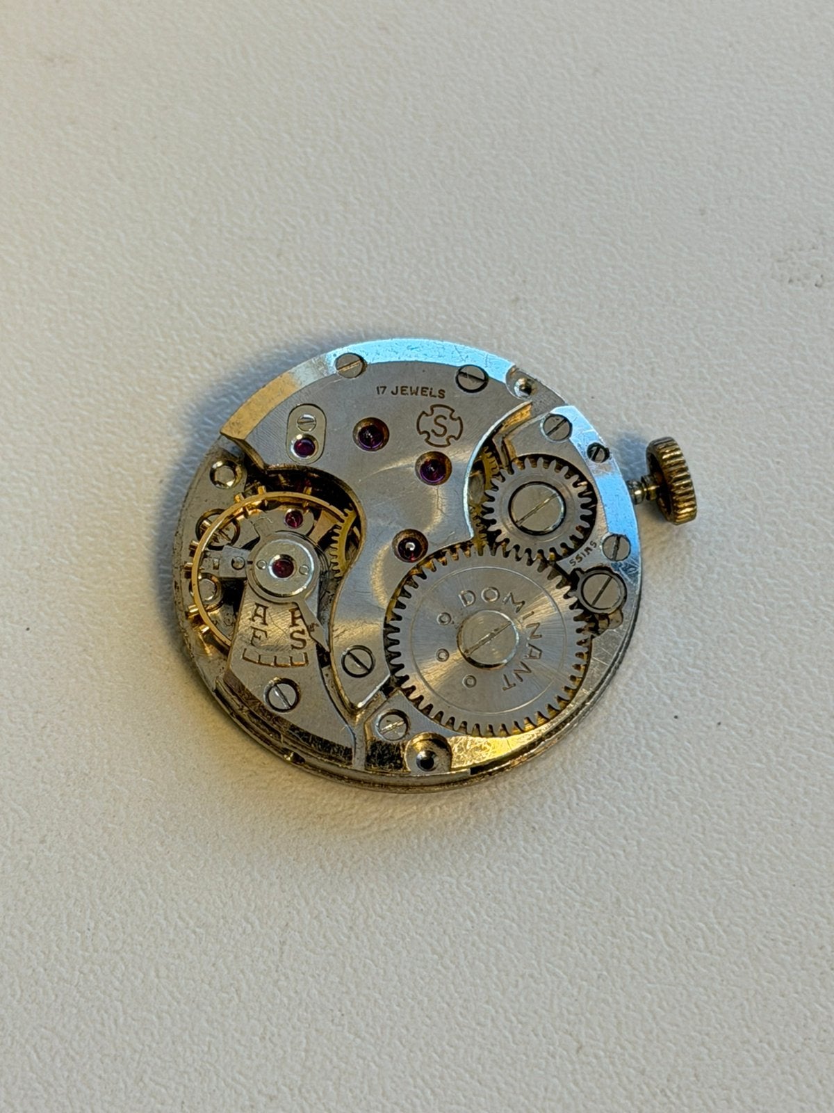 Dominant 17 Jewels handopwind uurwerk kaliber 186 Zwitsers, Antiek en Kunst, Antiek | Klokken, Ophalen of Verzenden