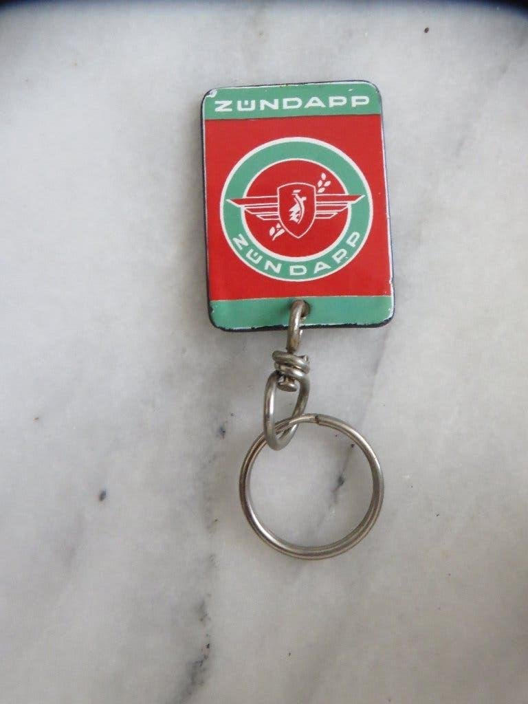 Sleutelhanger, reclame voor Zundapp bromfietsen, emaille, Ophalen of Verzenden, Gebruikt, Gebruiksvoorwerp