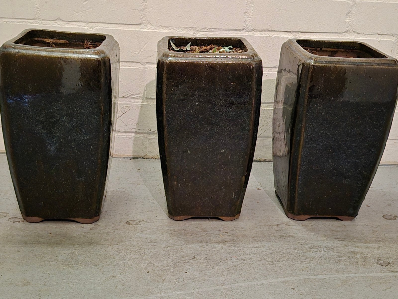 Set van 3 donkerbruine geglazuurde bloempotten, Ophalen, Aardewerk
