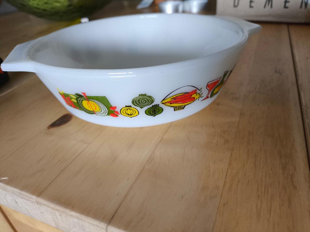 Vintage Pyrex schaal met groentemotief, Ophalen of Verzenden
