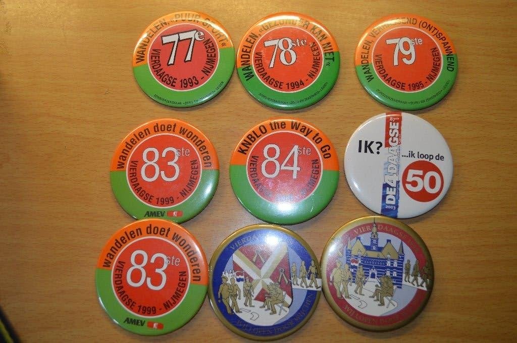 9 x vintage Nijmeegse Vierdaagse Buttons - Diverse Jaren, Verzamelen, Ophalen of Verzenden, Nieuw, Sport, Button