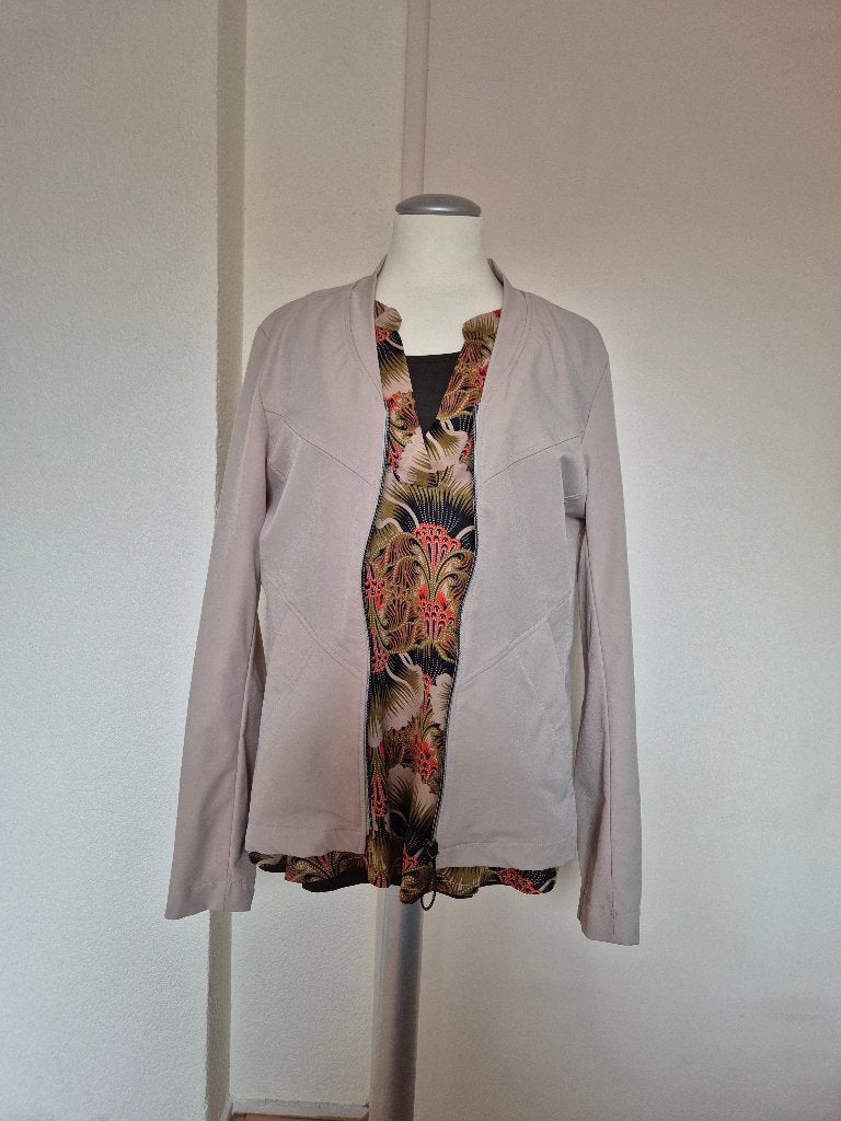 Beige travelstof jasje van Dreamstar maat L zgan, Maat 38/40 (M), Dreamstar, Beige, Ophalen of Verzenden