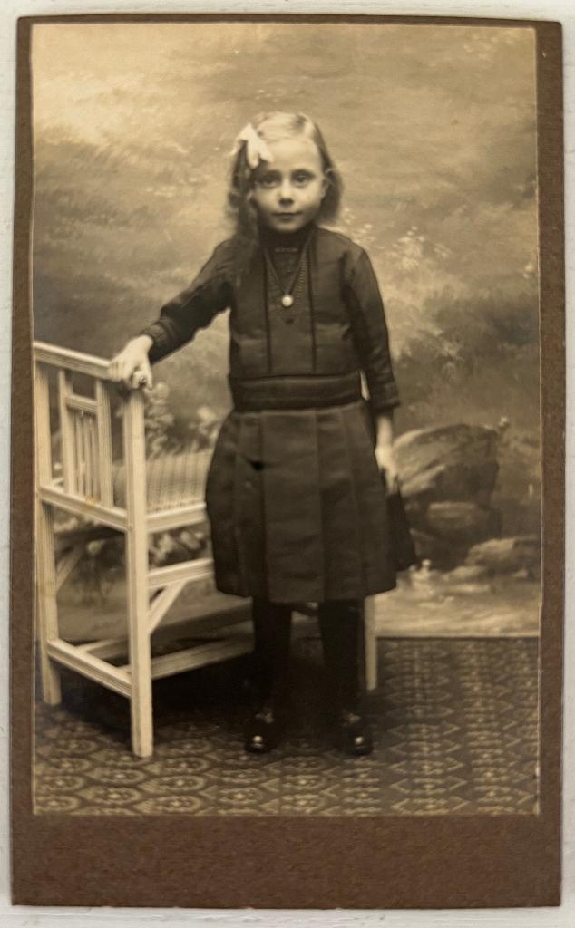 CDV Meisje met stoel Fotogr. Ceceka Vlissingen, Verzamelen, Foto's en Prenten, Gebruikt, Foto, Ophalen of Verzenden, Voor 1940