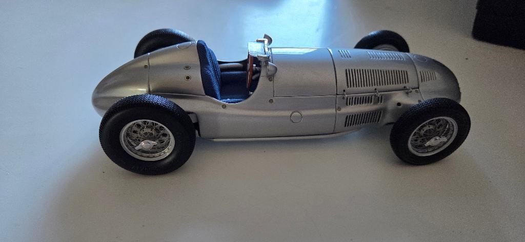 Mercedes Benz W165 1:18 1939, Hobby en Vrije tijd, Modelauto's | 1:18, Ophalen of Verzenden, Zo goed als nieuw, Auto, Overige merken
