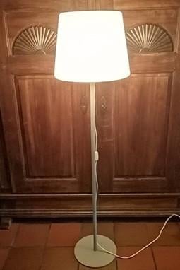 Aparte design vloerlamp met een ronde kap van kunststof, Huis en Inrichting, Lampen | Vloerlampen, Ophalen, Design, Zo goed als nieuw