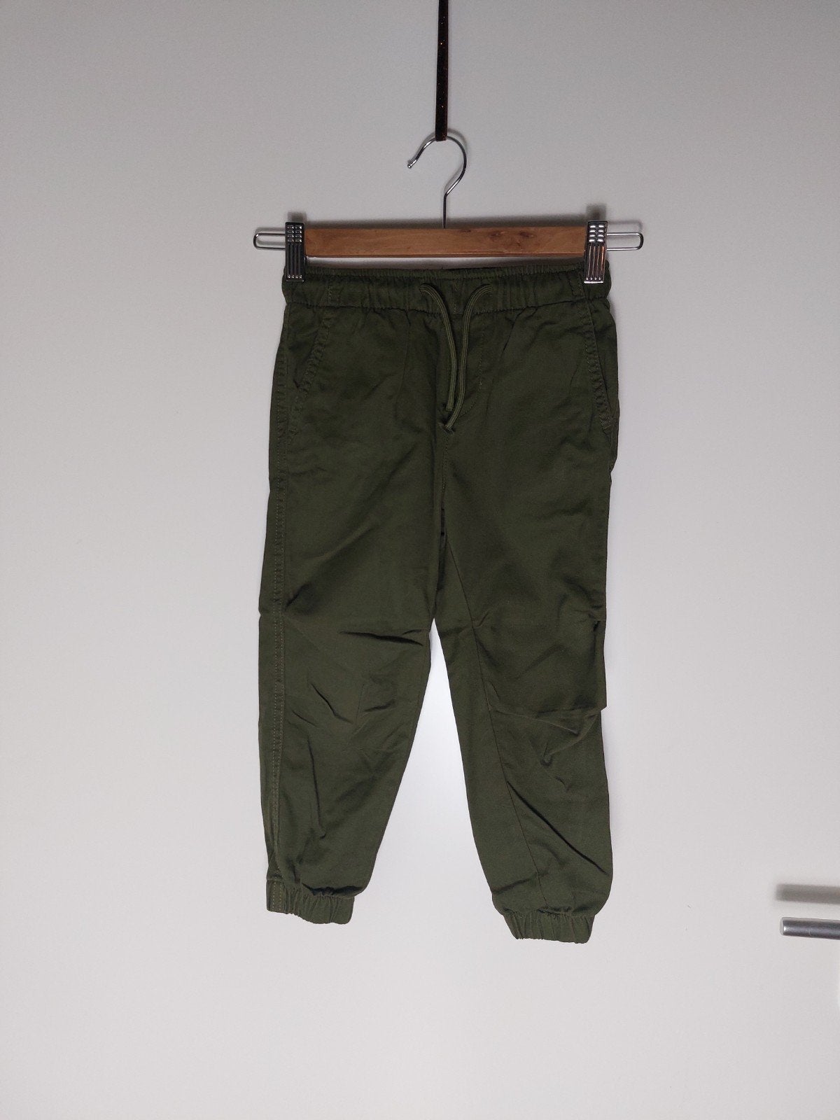 H&M donkergroene jogger maat 104 z.g.a.n., Broek, H&M, Ophalen of Verzenden, Zo goed als nieuw