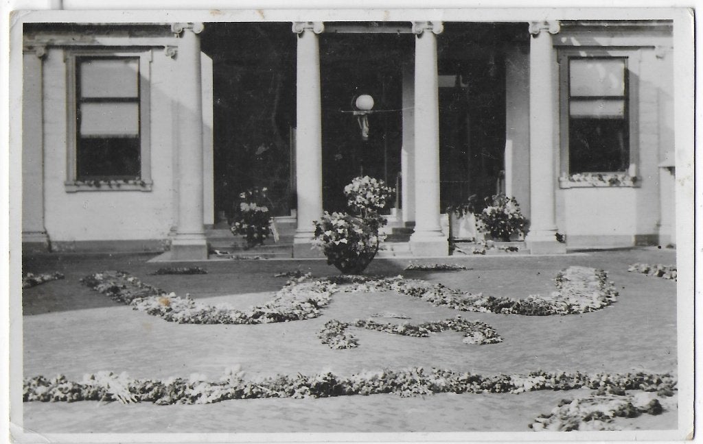 Den Haag paleis Noordeinde ansichtkaart B8435 uit Mei 1945, Ophalen of Verzenden, 1940 tot 1960, Gelopen, Zuid-Holland