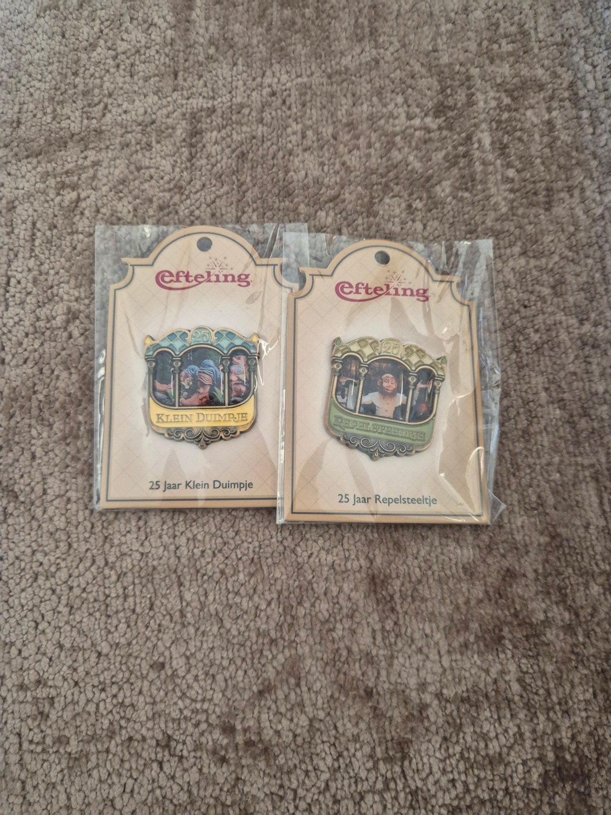 Efteling Pin Klein Duimpje Repelsteeltje, Verzamelen, Efteling, Ophalen of Verzenden, Nieuw, Button of Speldje