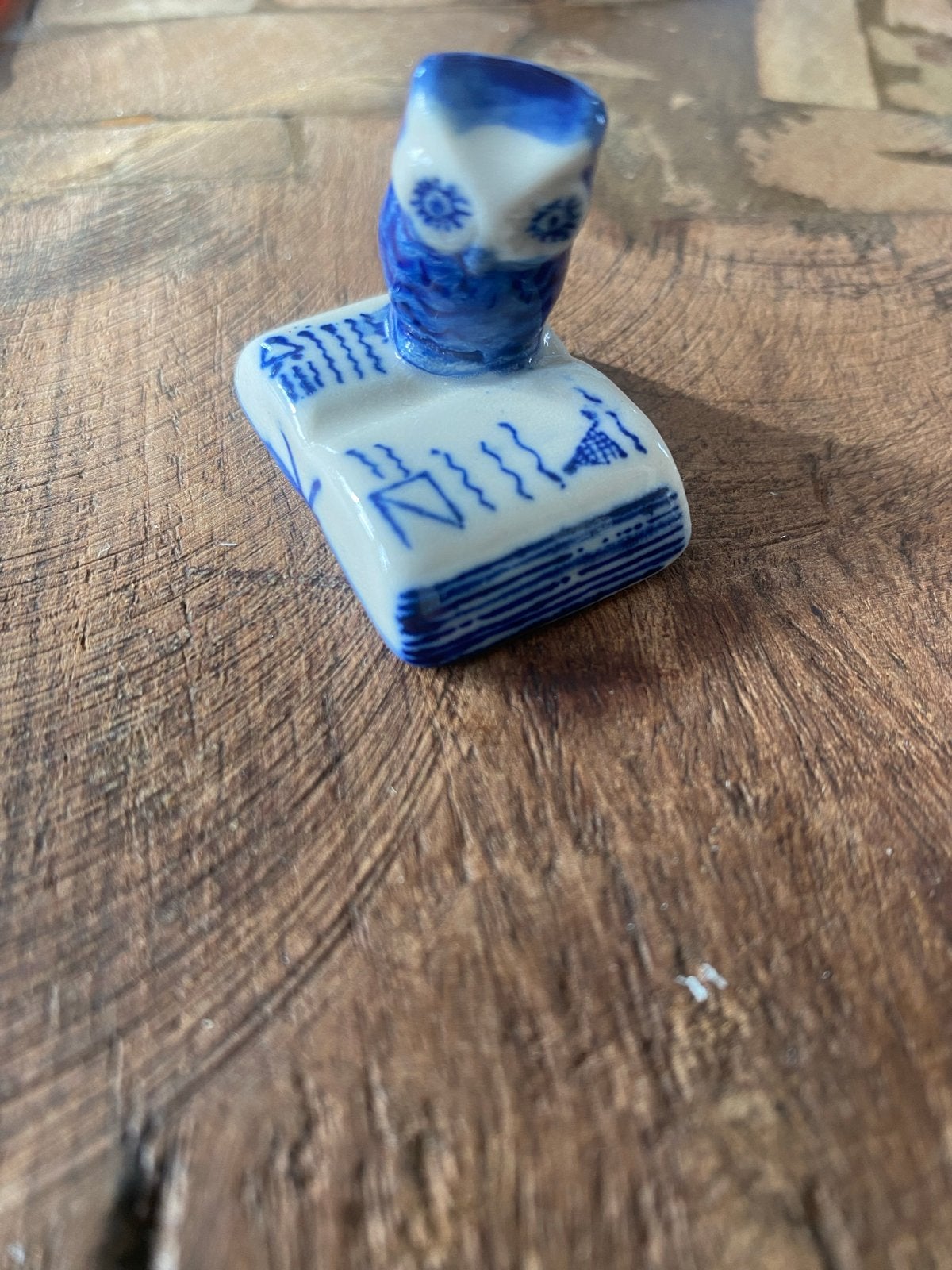 Delfts Blauw Uiltje op Boek - Handgemaakt Miniatuur, Ophalen of Verzenden