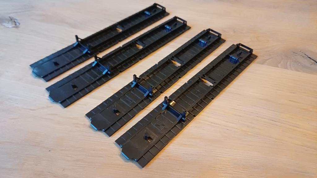 Herpa 4 zwarte trailer chassis, geschikt voor laadklep, Ophalen of Verzenden, Nieuw, Bus of Vrachtwagen, Herpa
