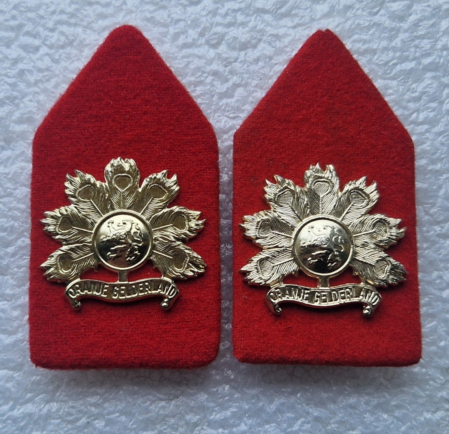 Kraag emblemen Regiment Infanterie Oranje Gelderland, Ophalen of Verzenden, Landmacht, Nederland, Embleem of Badge