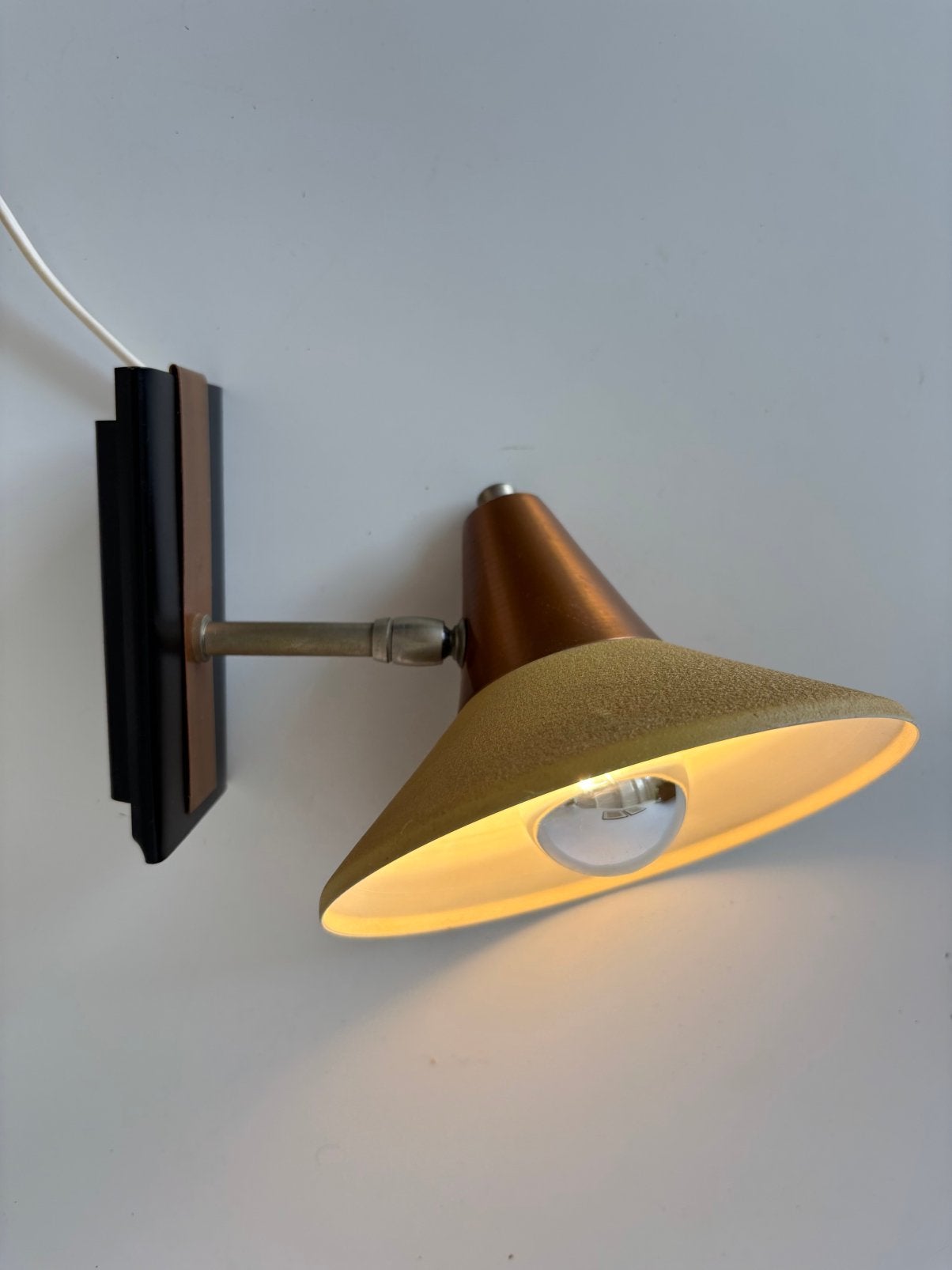 Superleuke Vintage wandlamp, okergele metalen kap, 60/70s, Ophalen of Verzenden, Huis en Inrichting