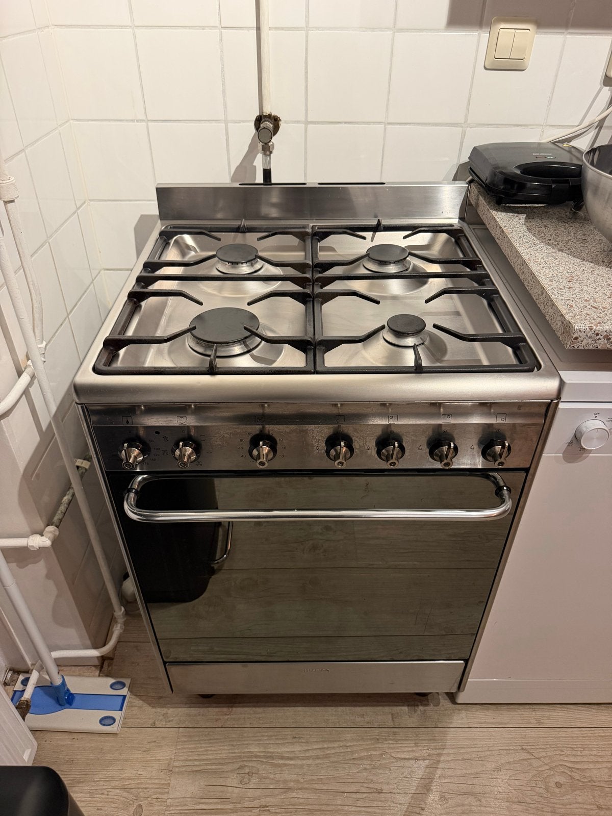 Smeg gasfornuis met oven - Zo goed als nieuw, Witgoed en Apparatuur, Ophalen, 60 cm of meer, 4 kookzones, Zo goed als nieuw