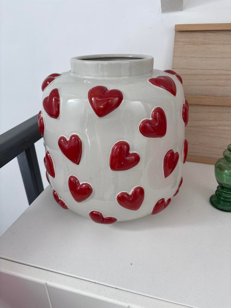 Witte vaas met rode hartjes - Decoratieve bloemenvaas, Huis en Inrichting, Woonaccessoires | Vazen, Wit, Aardewerk of Porselein
