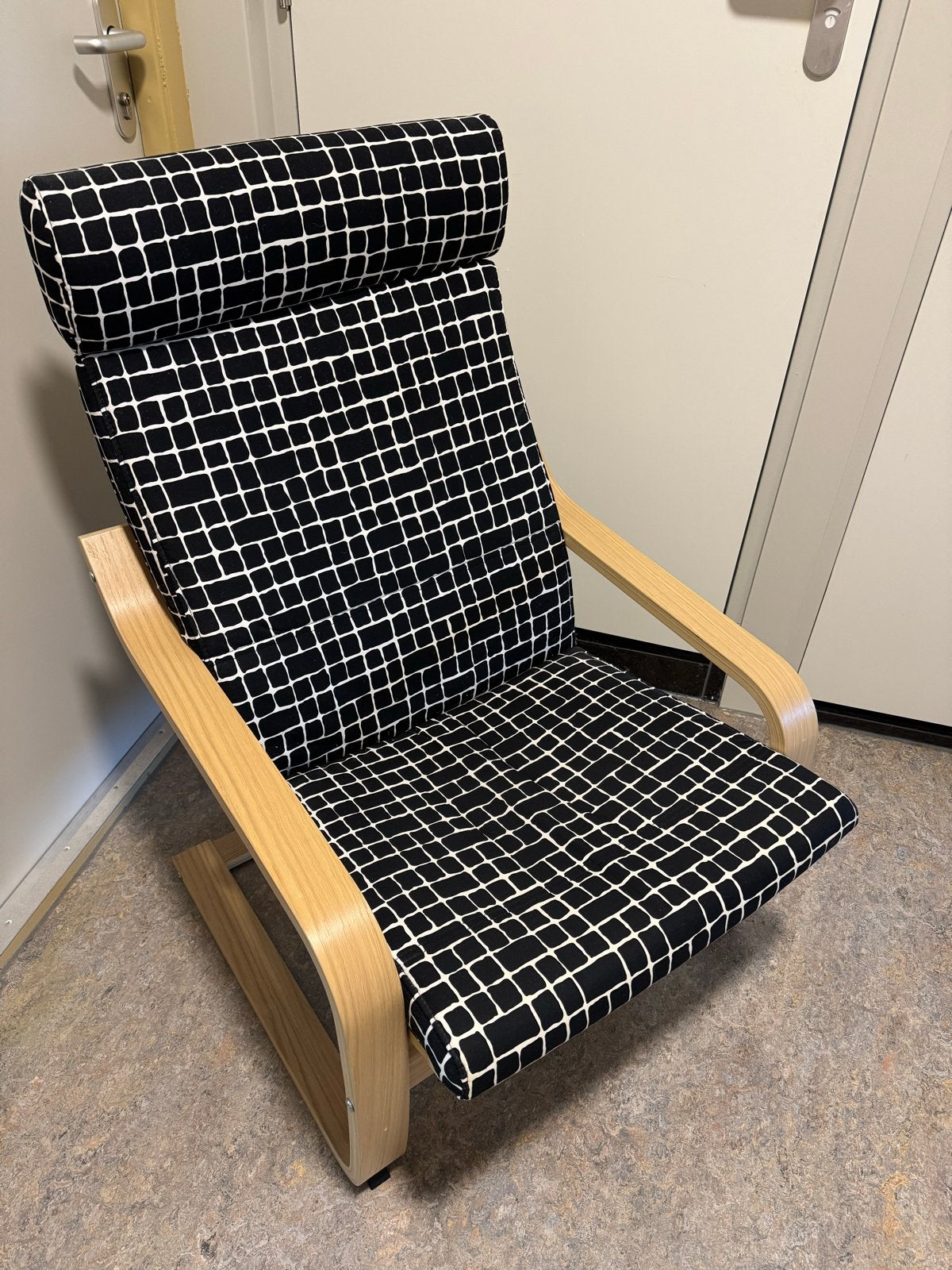 IKEA Poäng Fauteuil met zwart-wit geruit kussen, Huis en Inrichting, Fauteuils, Ophalen, Gebruikt, 75 tot 100 cm, 50 tot 75 cm