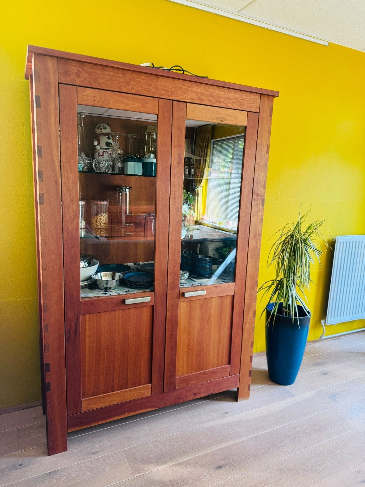 Beautiful wooden display cabinet in excellent condition, Met deur(en), Overige houtsoorten, Zo goed als nieuw, 150 tot 200 cm