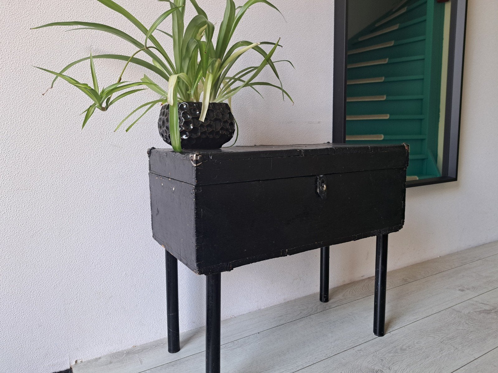 Zwarte vintage kist op poten – opbergkist / kastje
Beschrijv, Sba@, Sba, Minder dan 50 cm, 50 tot 100 cm