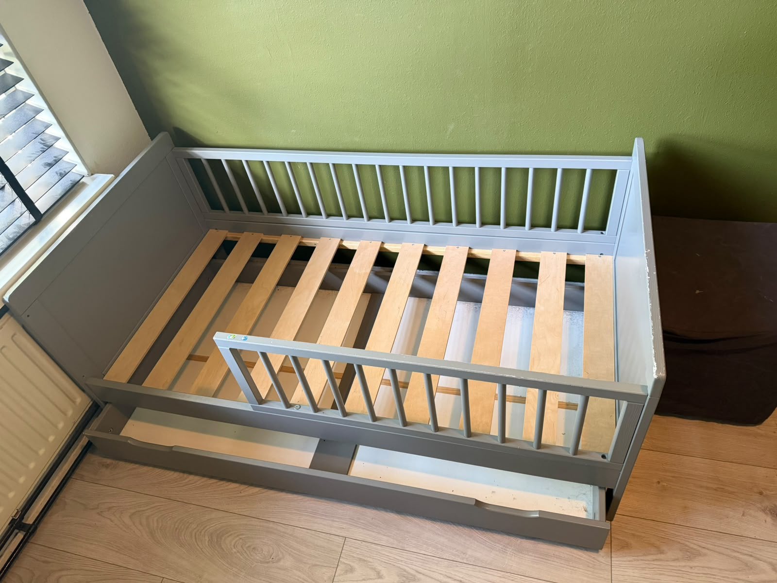 Peuterbed tekoop., Huis en Inrichting, Ophalen, Gebruikt, Grijs, Overige maten