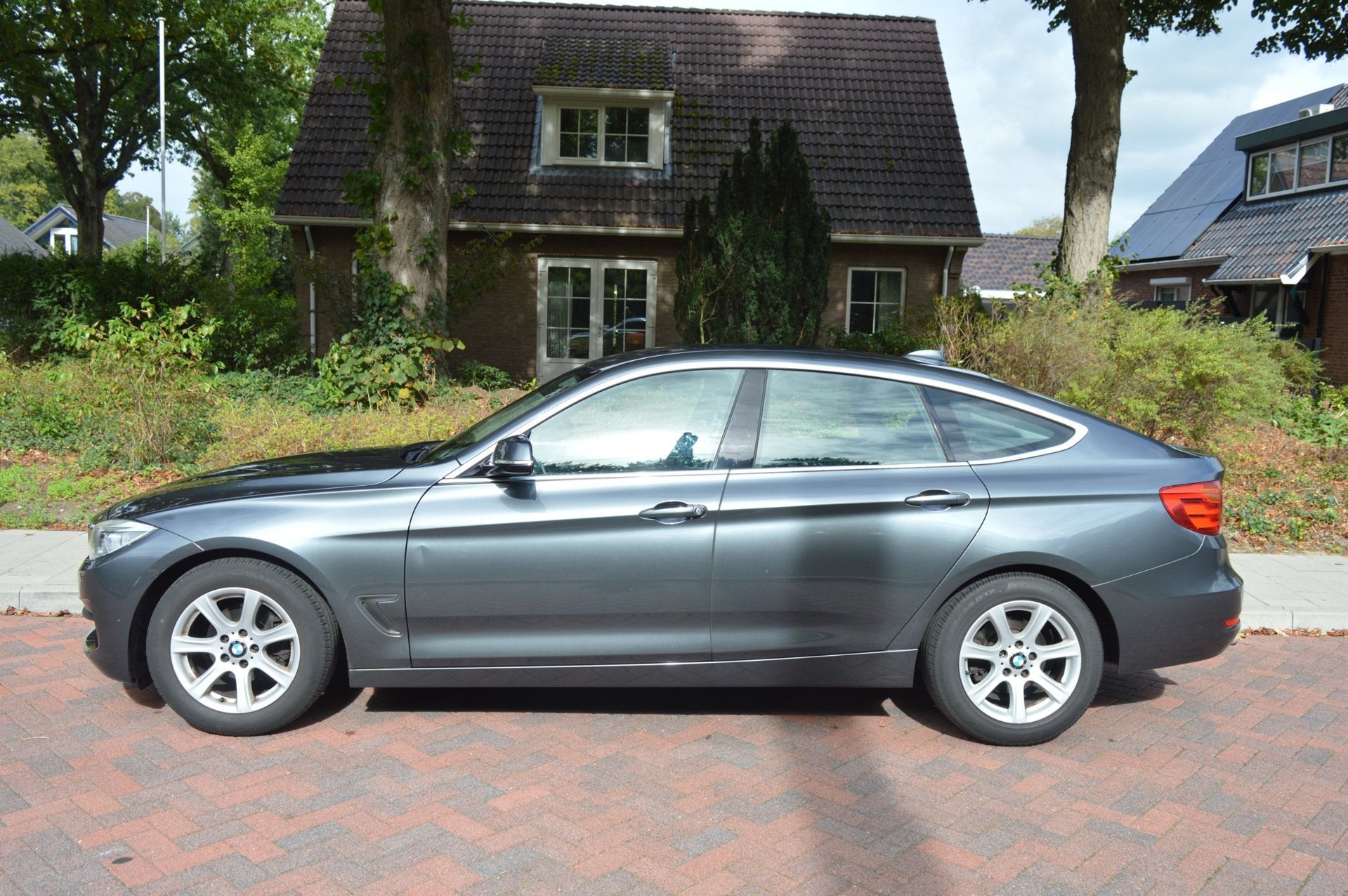 BMW 3-serie Gran Turismo 318d Exe ORG NL/NAP/dealer onderhou, Geheel digitaal combi-instrument, Achterwielaandrijving, Zwart, Bedrijf