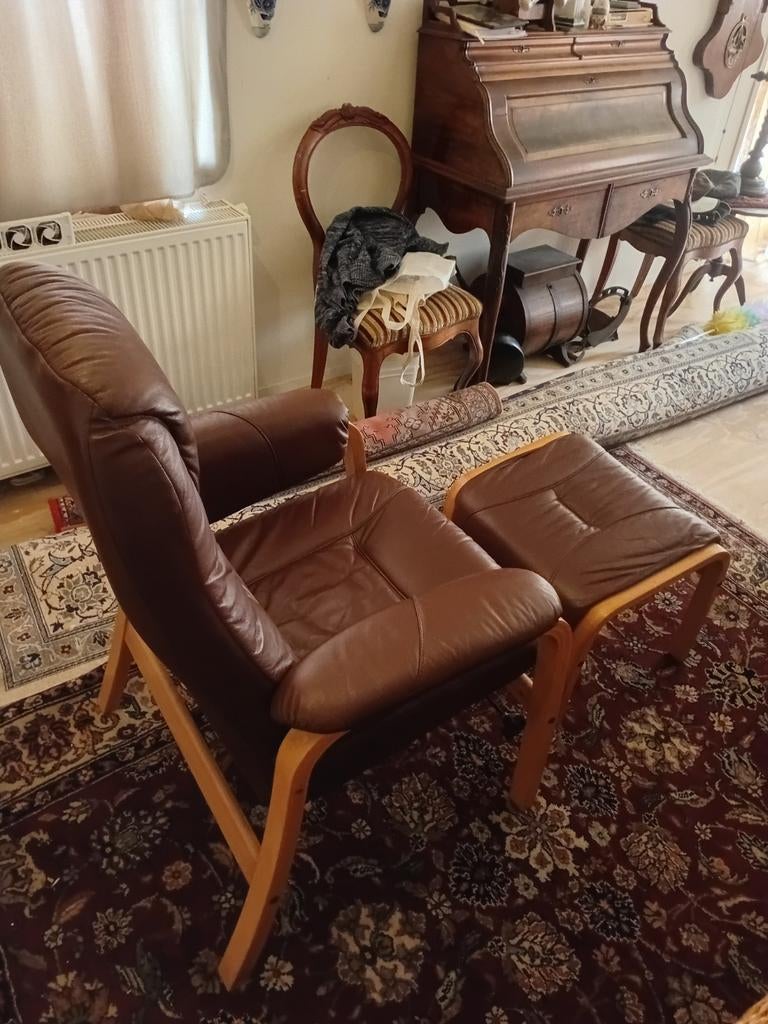 Comfortabele bruine leren fauteuil met voetenbank, Gebruikt, Bruin, Modern comfort, Ophalen of Verzenden