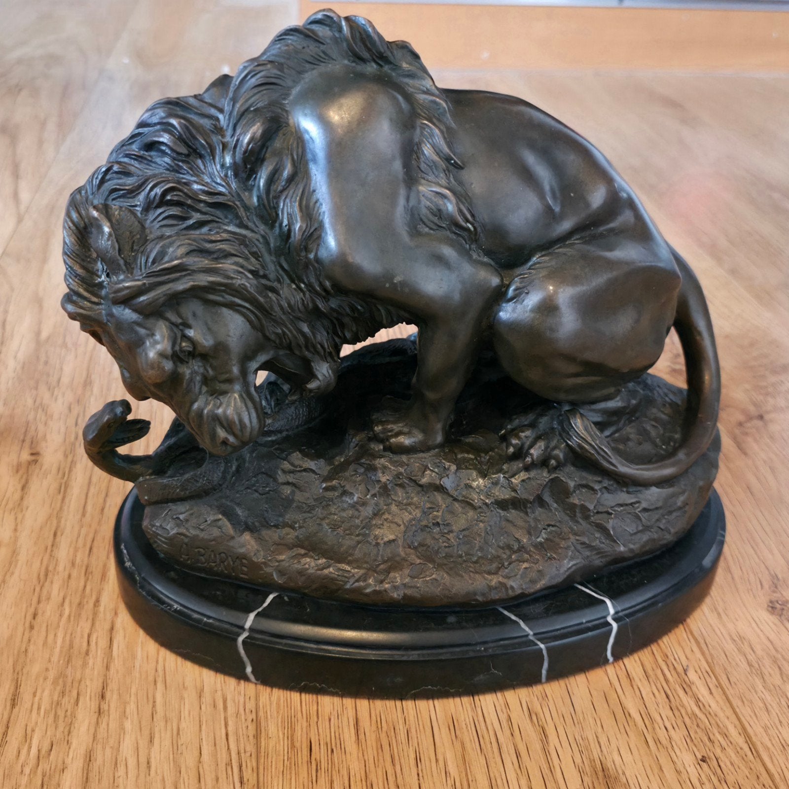 Antieke bronzen leeuw met slang beeld, A. Barye, 7,3kg, Ophalen of Verzenden, 20 - 50 cm, Beeld, Bruin
